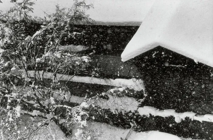 Gerahmter Druck : Ein Haus während eines Schneesturms Gerahmter Druck : Ein Haus während eines Schneesturms