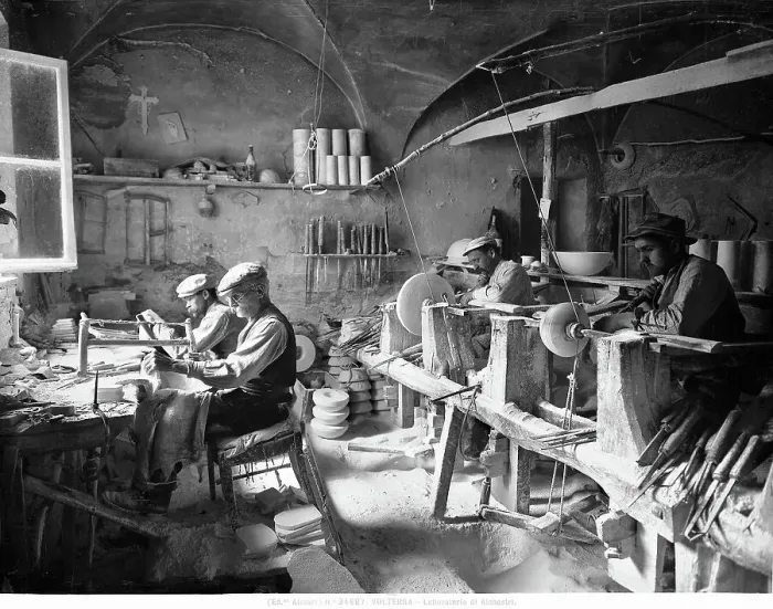 Gerahmter Druck : Ein Labor für Alabaster in Volterra Gerahmter Druck : Ein Labor für Alabaster in Volterra