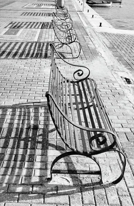 Gerahmter Druck : Maltesische Panchine im Schatten (Light and Shadows) Gerahmter Druck : Maltesische Panchine im Schatten (Light and Shadows)