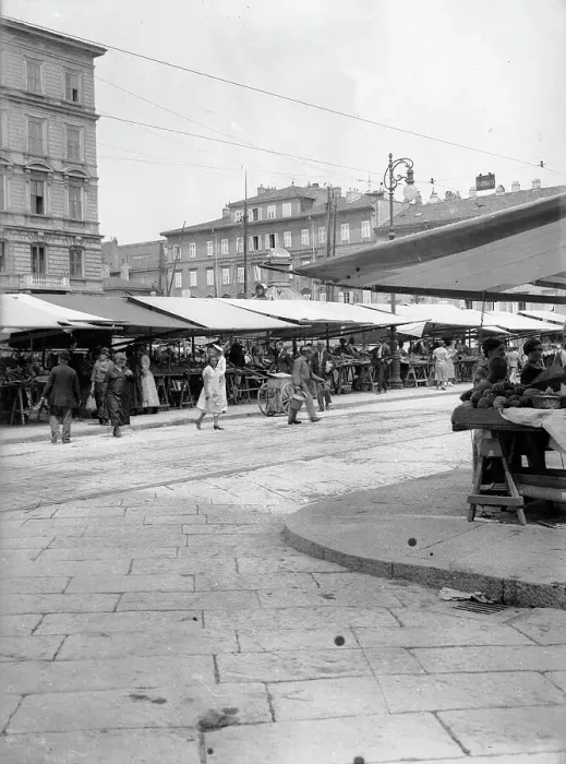 Gerahmter Druck : Triestischer Markt in einer Piazza Gerahmter Druck : Triestischer Markt in einer Piazza