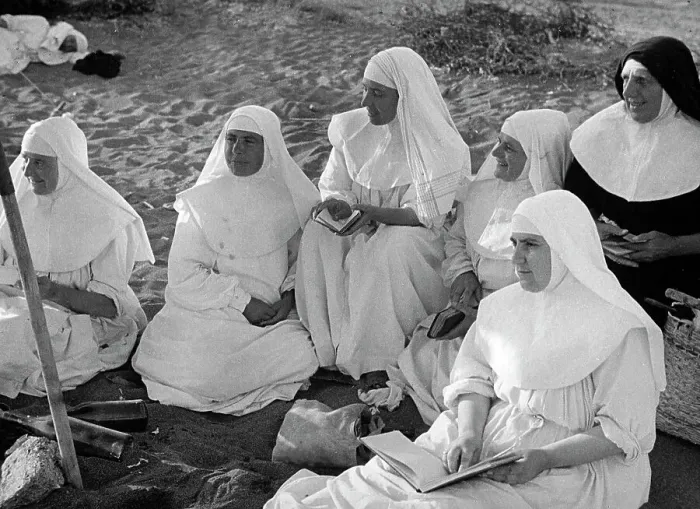 Gerahmter Druck : Nonnen am Strand Gerahmter Druck : Nonnen am Strand