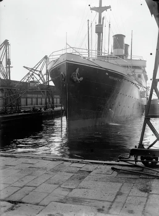 Gerahmter Druck : Schiff in der Hafenbucht von Triest Gerahmter Druck : Schiff in der Hafenbucht von Triest