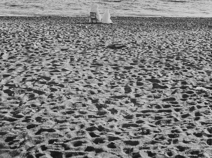 Gerahmter Druck : Zwei Nonnen am Strand Gerahmter Druck : Zwei Nonnen am Strand