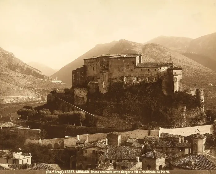 Gerahmter Druck : Dintorni. L'Abbazia von Subiaco Gerahmter Druck : Dintorni. L'Abbazia von Subiaco