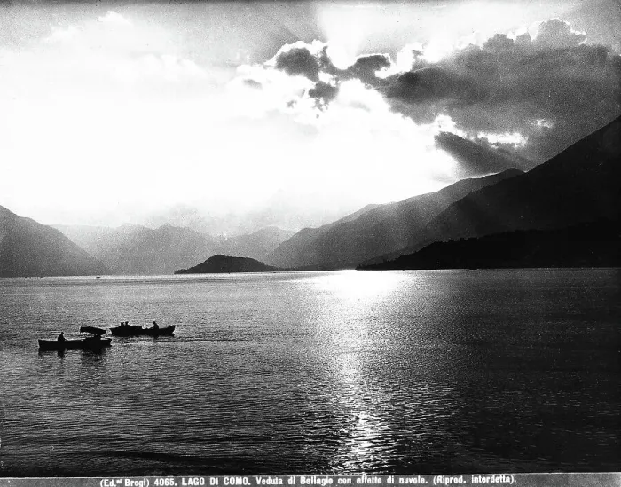 Gerahmter Druck : Blick auf Bellagio mit Wolkenwirkung Gerahmter Druck : Blick auf Bellagio mit Wolkenwirkung