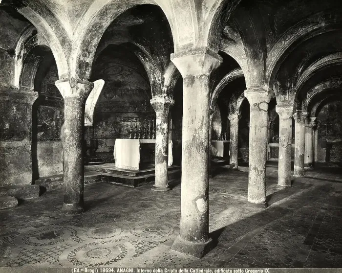 Gerahmter Druck : Ansicht der Krypta der Kathedrale von Anagni