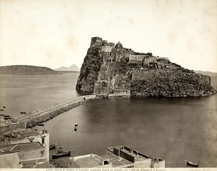 Gerahmter Druck : Panorama des Schlosses Ischia, ein Komplex von Bauten verschiedener Epochen innerhalb einer mächtigen Umfassungsmauer auf einem vorgelagerten Inselchen, das durch den Ponte Aragonese mit der größeren Hauptinsel verbunden ist.