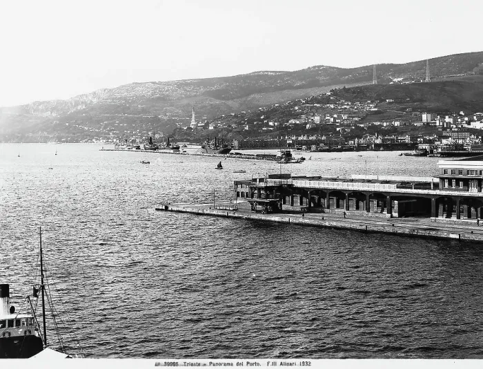 Gerahmter Druck : Porto. Blick auf den Hafen von Triest