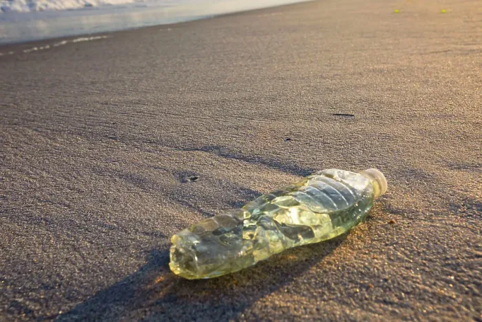 Gerahmter Druck : Kunststoffflasche auf einer Strandseite Gerahmter Druck : Kunststoffflasche auf einer Strandseite