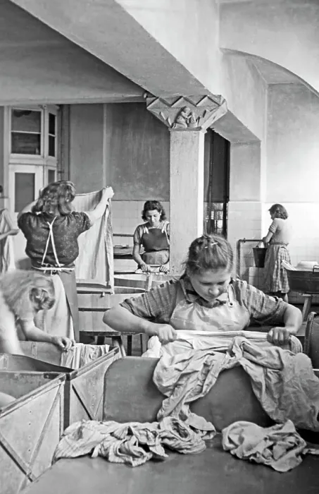 Gerahmter Druck : Mädchen in der Wäscherei eines Kinderheims in Frankfurt an der Oder, 1948