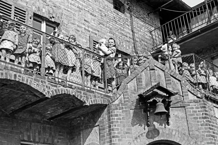 Gerahmter Druck : Nurses and children at a children's home in Frankfurt / Oder, Germany 1948 Gerahmter Druck : Nurses and children at a children's home in Frankfurt / Oder, Germany 1948