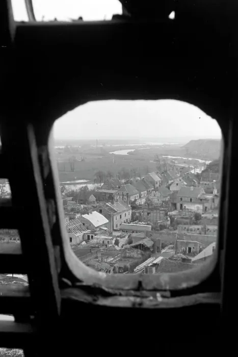 Gerahmter Druck : Blick von der Dachluke auf das zerstörte Lebus an der Oder, Deutschland 1949 Gerahmter Druck : Blick von der Dachluke auf das zerstörte Lebus an der Oder, Deutschland 1949