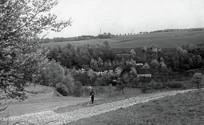 Gerahmter Druck : Wietsche. Ein Blick auf das Dorf Wietsche in der Nähe von Leichlingen Gerahmter Druck : Wietsche. Ein Blick auf das Dorf Wietsche in der Nähe von Leichlingen