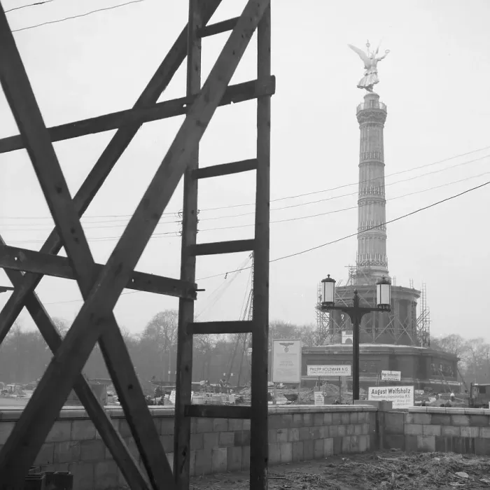 Gerahmter Druck : Berlin. Baulichkeit rund um die Siegessäule in Berlin, Deutschland der Jahrzehnte dreißig Gerahmter Druck : Berlin. Baulichkeit rund um die Siegessäule in Berlin, Deutschland der Jahrzehnte dreißig