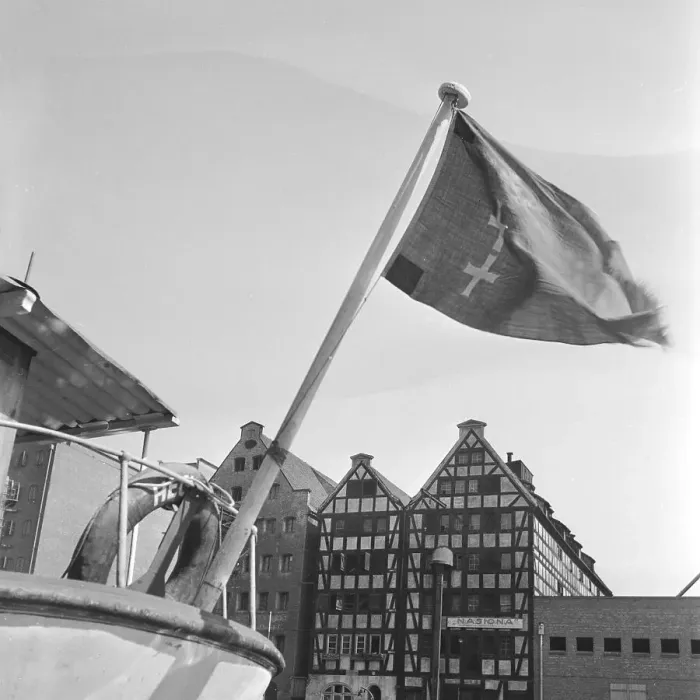 Gerahmter Druck : Danzig. Speichershäuser und Schiffe mit Fahne im Hafengebiet von Danziger