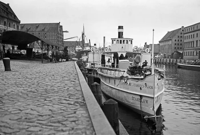 Gerahmter Druck : Danzig. Das Schiff Stanislaw aus Plock hat am Kai im Hafen von Danzig angelegt Gerahmter Druck : Danzig. Das Schiff Stanislaw aus Plock hat am Kai im Hafen von Danzig angelegt