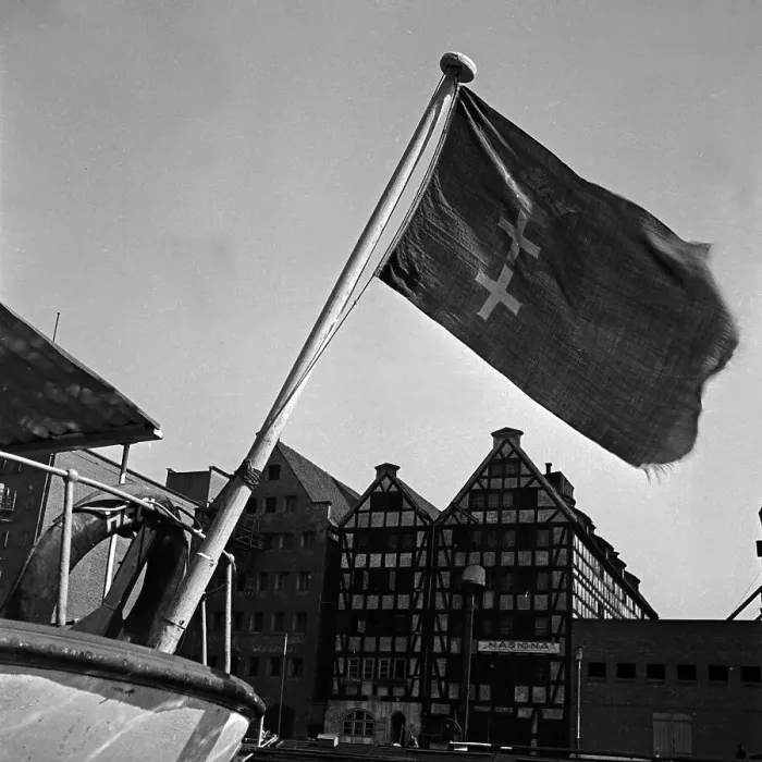 Gerahmter Druck : Danzig. Die Flagge der Freien Stadt Danzig auf einem Schiffe im Hafenviertel von Gdańsk 