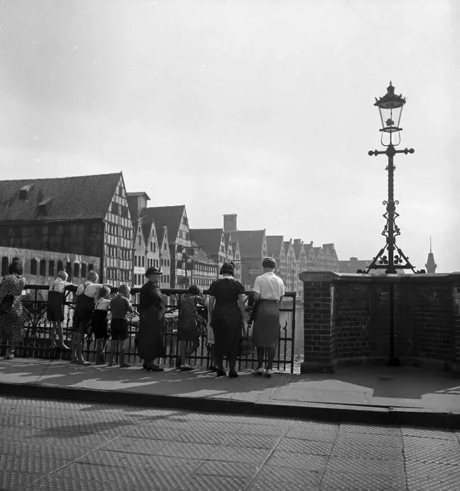 Gerahmter Druck : Danzig. Eindruck aus der freien Stadt Danzig, hier Kinder auf einer Brücke im Hafen Gerahmter Druck : Danzig. Eindruck aus der freien Stadt Danzig, hier Kinder auf einer Brücke im Hafen