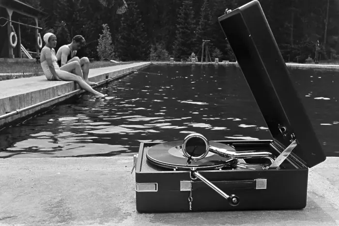 Gerahmter Druck : Electrola. In dem Freibad stand ein Kofferplattenspieler von Electrola Gerahmter Druck : Electrola. In dem Freibad stand ein Kofferplattenspieler von Electrola