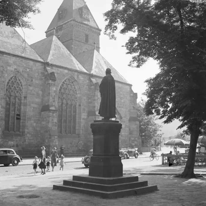 Gerahmter Druck : Hameln. Das Denkmal am Münster St. Bonifazius in Hameln an der Weser Gerahmter Druck : Hameln. Das Denkmal am Münster St. Bonifazius in Hameln an der Weser