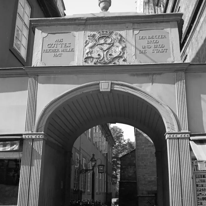 Gerahmter Druck : Hameln. Torfbogenaufgang mit Leitpruch und Wappenzuweis des Bäckerinnung Gerahmter Druck : Hameln. Torfbogenaufgang mit Leitpruch und Wappenzuweis des Bäckerinnung