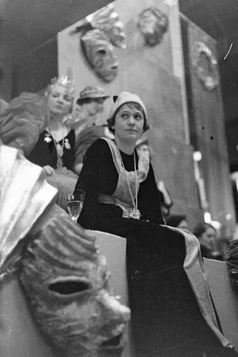Gerahmter Druck : Karneval. Besucher einer Karnevalsparty im Deutschen Reich 1937 Gerahmter Druck : Karneval. Besucher einer Karnevalsparty im Deutschen Reich 1937
