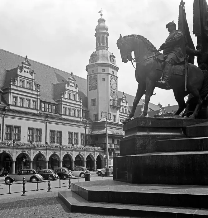 Gerahmter Druck : Leipzig. Das alte Rathaus in Leipzig hat eine Gedenkstätte für Otto von Bismarck vorne Gerahmter Druck : Leipzig. Das alte Rathaus in Leipzig hat eine Gedenkstätte für Otto von Bismarck vorne