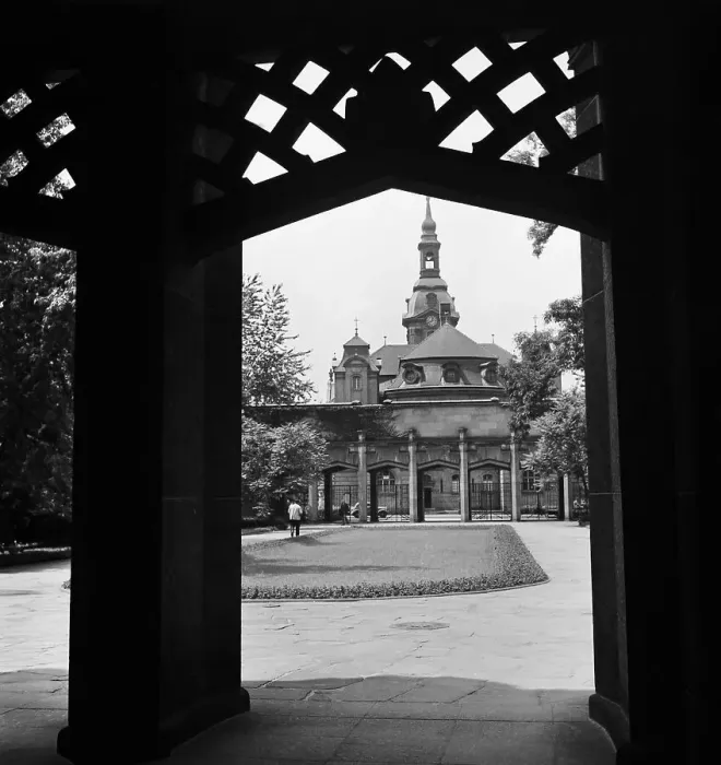 Gerahmter Druck : Leipzig. Ein Blick aus dem Hauptgebäude auf den Hof des Neuen Grasis Museums in Leipzig Gerahmter Druck : Leipzig. Ein Blick aus dem Hauptgebäude auf den Hof des Neuen Grasis Museums in Leipzig