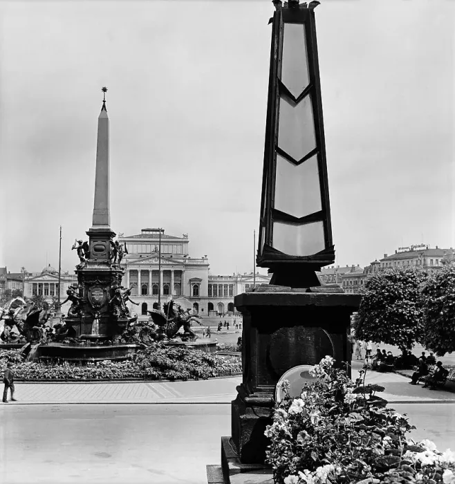 Gerahmter Druck : Leipzig. Die Plätze vor der Oper an Leipziger Straße im Jahr 30ern nach Gerahmter Druck : Leipzig. Die Plätze vor der Oper an Leipziger Straße im Jahr 30ern nach