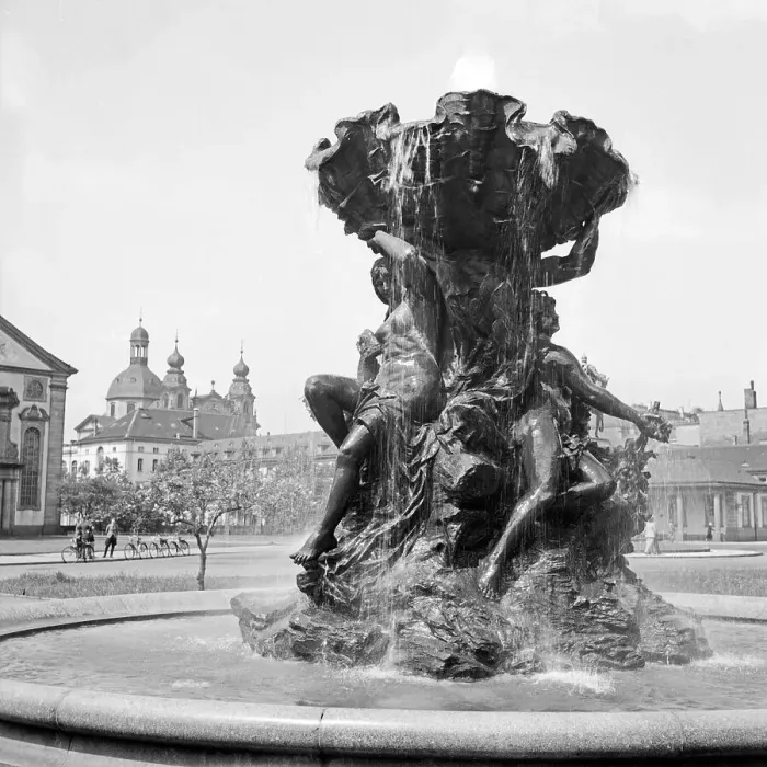 Gerahmter Druck : Mannheim. Brunnen vor dem Schloß in Mannheim im Hintergrund die Jesuitenkirche St Gerahmter Druck : Mannheim. Brunnen vor dem Schloß in Mannheim im Hintergrund die Jesuitenkirche St
