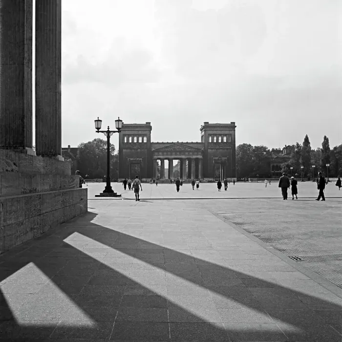 Gerahmter Druck : München. Die Sonne warf Schatten von Gebäuden auf den Königsplatz in München Gerahmter Druck : München. Die Sonne warf Schatten von Gebäuden auf den Königsplatz in München