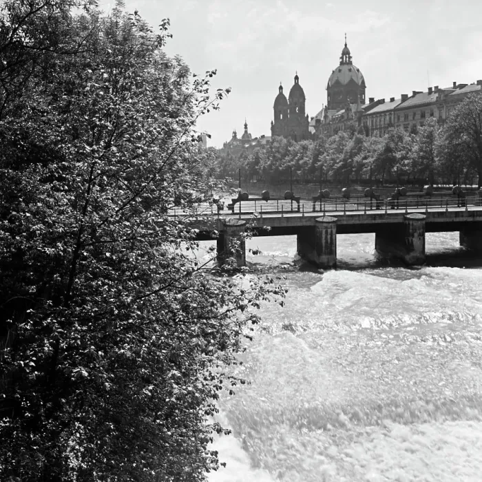 Gerahmter Druck : München. Brücke über den Fluss Isar mit Blick auf die evangelisch-lutherische Gerahmter Druck : München. Brücke über den Fluss Isar mit Blick auf die evangelisch-lutherische