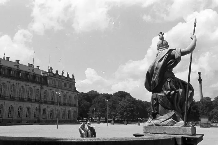 Gerahmter Druck : Stuttgart. Der Ehrenhof des Neuen Schlosses in Stuttgart Gerahmter Druck : Stuttgart. Der Ehrenhof des Neuen Schlosses in Stuttgart