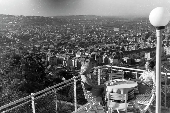 Gerahmter Druck : Stuttgart. Zwei junge Frauen genießen vom Kaffeehausplatz die Aussicht Gerahmter Druck : Stuttgart. Zwei junge Frauen genießen vom Kaffeehausplatz die Aussicht