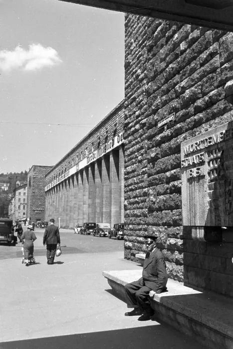 Gerahmter Druck : Stuttgart. Der Stuttgarter Hauptbahnhof am Arnulf-Klett-Platz Gerahmter Druck : Stuttgart. Der Stuttgarter Hauptbahnhof am Arnulf-Klett-Platz
