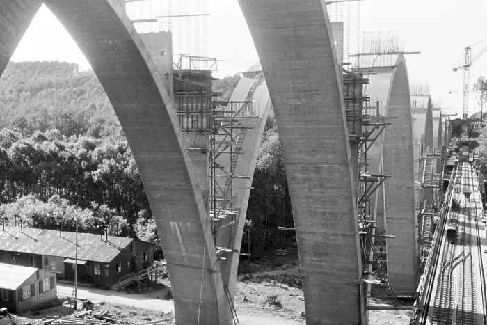 Gerahmter Druck : Stuttgart. Die Errichtung einer neuen Eisenbahnbrücke in Stuttgart Gerahmter Druck : Stuttgart. Die Errichtung einer neuen Eisenbahnbrücke in Stuttgart