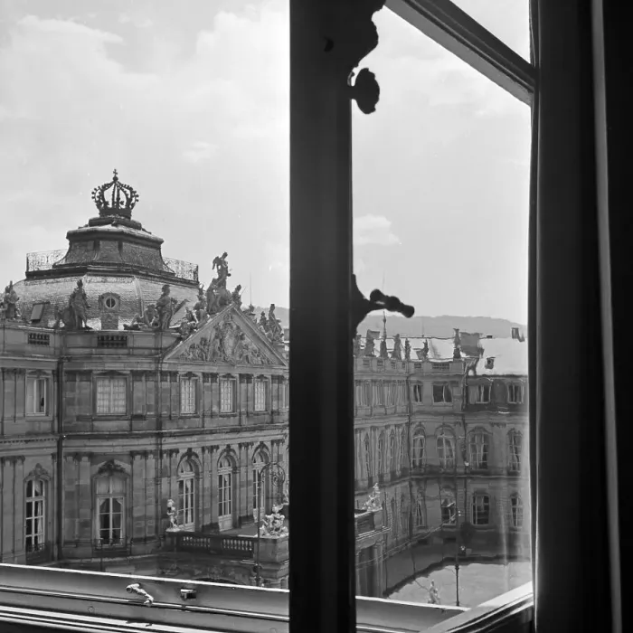Gerahmter Druck : Stuttgart. Blick aus einem Fenster des neuen Schlosses in Stuttgart auf Gerahmter Druck : Stuttgart. Blick aus einem Fenster des neuen Schlosses in Stuttgart auf