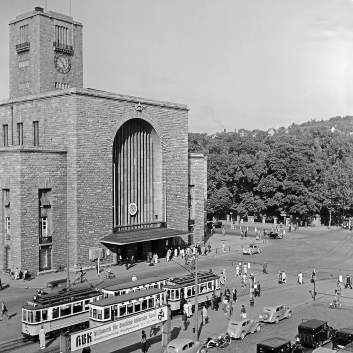 Gerahmter Druck : Stuttgart. Strassenbahnen und Individualverkehr vor dem Hauptbahnhof in Stuttgart Gerahmter Druck : Stuttgart. Strassenbahnen und Individualverkehr vor dem Hauptbahnhof in Stuttgart