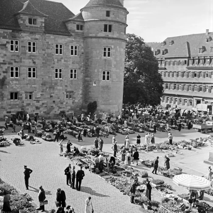 Gerahmter Druck : Stuttgart. Marktbooth-Aufstellung am Platz vor dem Alten Schloss in Stuttgart Gerahmter Druck : Stuttgart. Marktbooth-Aufstellung am Platz vor dem Alten Schloss in Stuttgart