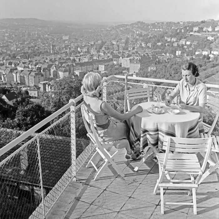 Gerahmter Druck : Stuttgart. Zwei Frauen sitzen auf einer Terrasse auf der Wielandshöhe und