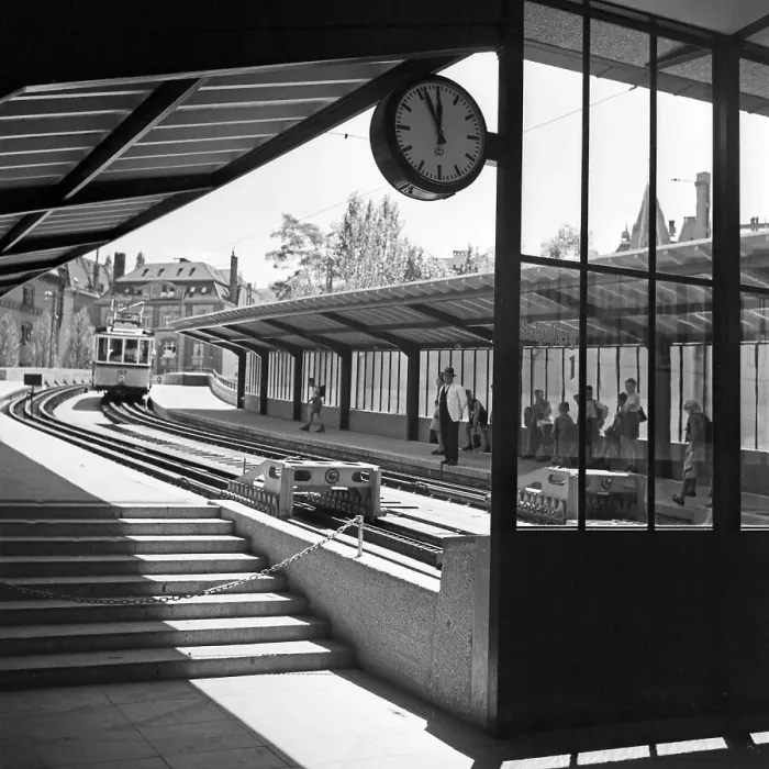 Gerahmter Druck : Stuttgart. Passagiere warten am Bahnhofsplatz des Hauptbahnhofs in Stuttgart Gerahmter Druck : Stuttgart. Passagiere warten am Bahnhofsplatz des Hauptbahnhofs in Stuttgart