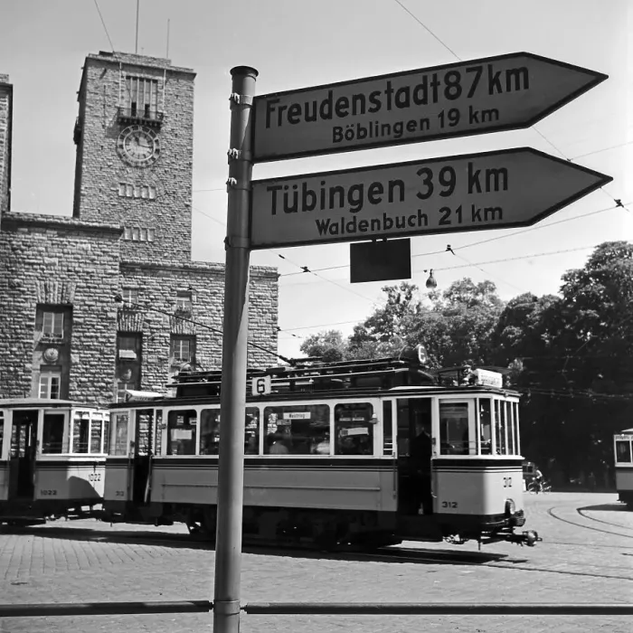 Gerahmter Druck : Stuttgart. Wegweiser nach Freudenstadt, Böblingen und Tübingen vor einer Gerahmter Druck : Stuttgart. Wegweiser nach Freudenstadt, Böblingen und Tübingen vor einer