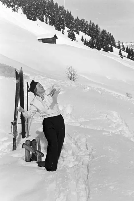 Gerahmter Druck : Winterlandschaft mit Skifahrerin, Deutschland 1930er Jahre. Gerahmter Druck : Winterlandschaft mit Skifahrerin, Deutschland 1930er Jahre.