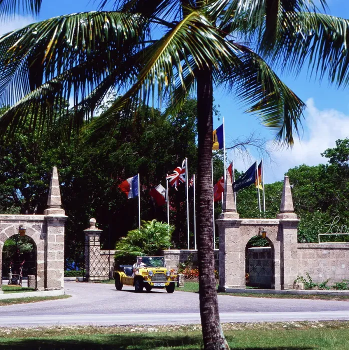 Gerahmter Druck : Barbados. Strandwagen vor dem Einzug eines Golfhotels am westlichen Strand von Barbados Gerahmter Druck : Barbados. Strandwagen vor dem Einzug eines Golfhotels am westlichen Strand von Barbados