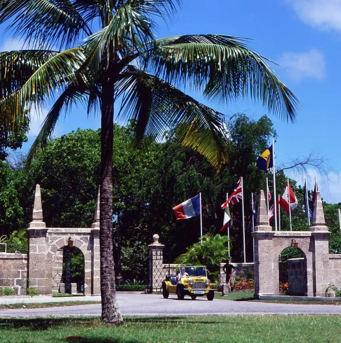 Gerahmter Druck : Barbados. Buggy am Strand vor einer Eingangstür eines Golfclubs an der