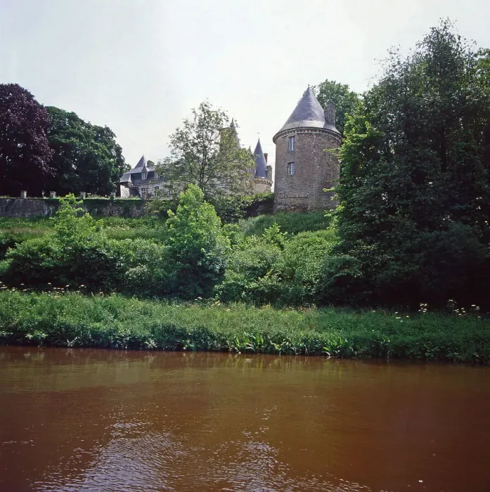 Gerahmter Druck : Bretagne. Ein kleiner Fluss mit Burgruß an der Hinterseite, fotografiert in der Bretonen 