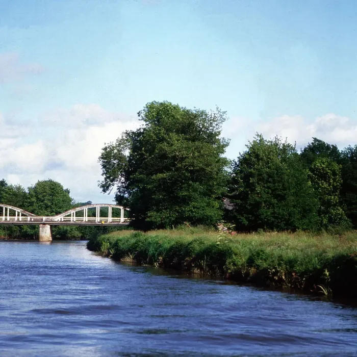 Gerahmter Druck : Bretagne. Brücke über einen kleinen Fluss in der Bretagne, Frankreich um 1984 Gerahmter Druck : Bretagne. Brücke über einen kleinen Fluss in der Bretagne, Frankreich um 1984