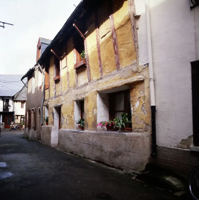 Gerahmter Druck : Bretagne. Haus im Eck in der Innenstadt von Malestroit in Bretonien