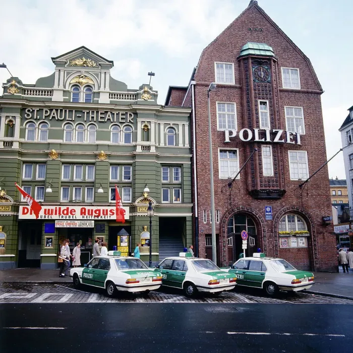 Gerahmter Druck : Hamburg. St. Pauli-Theater neben der Davidwache an der Reeperbahn in Hamburg im Jahr 1986