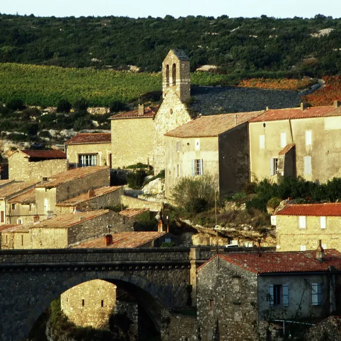 Gerahmter Druck : Herault. Kirche Saint-Etienne in der Gemeinde Minerve im Département Hérault